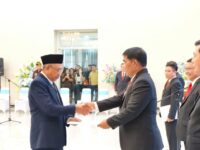 Gubernur YSK didampingi Wagub Victor, saat berjabat tangan dengan Pejabat usai dilantik. (Foto:Istimewa)